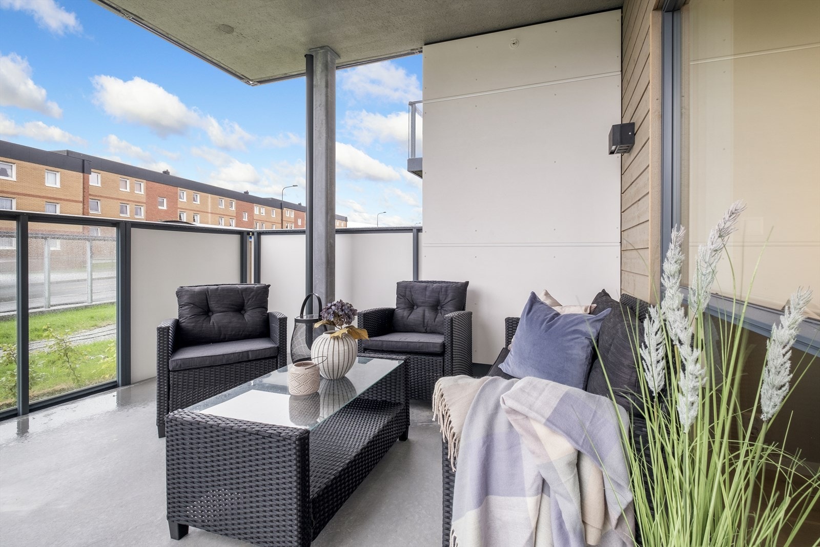 Romslig overbygget balkong med utgang til egen hage Galleribilde