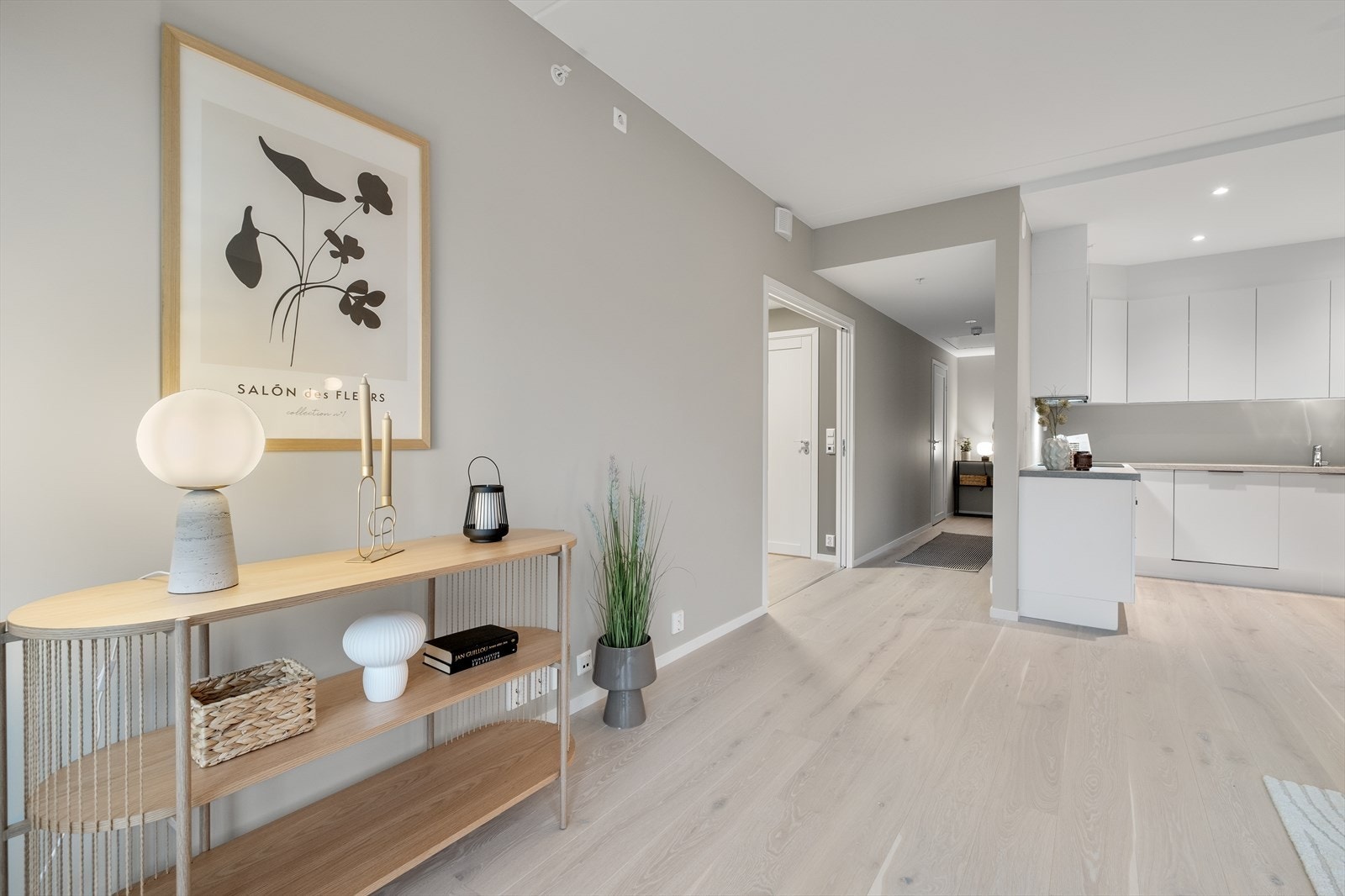 Pen en-stavs eikeparkett i hele leiligheten Galleribilde