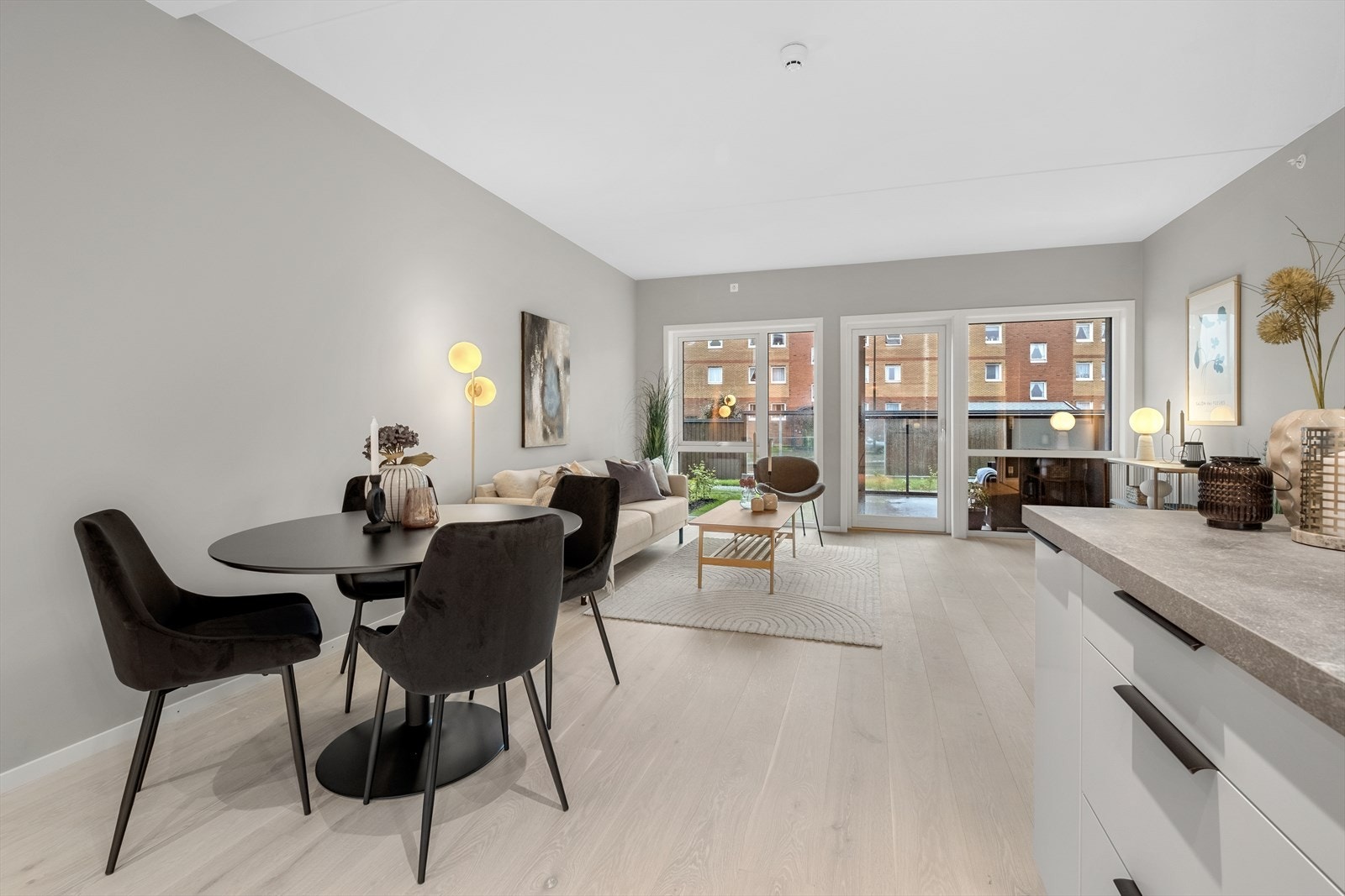 Fin stue med kjøkken i åpen løsning Galleribilde