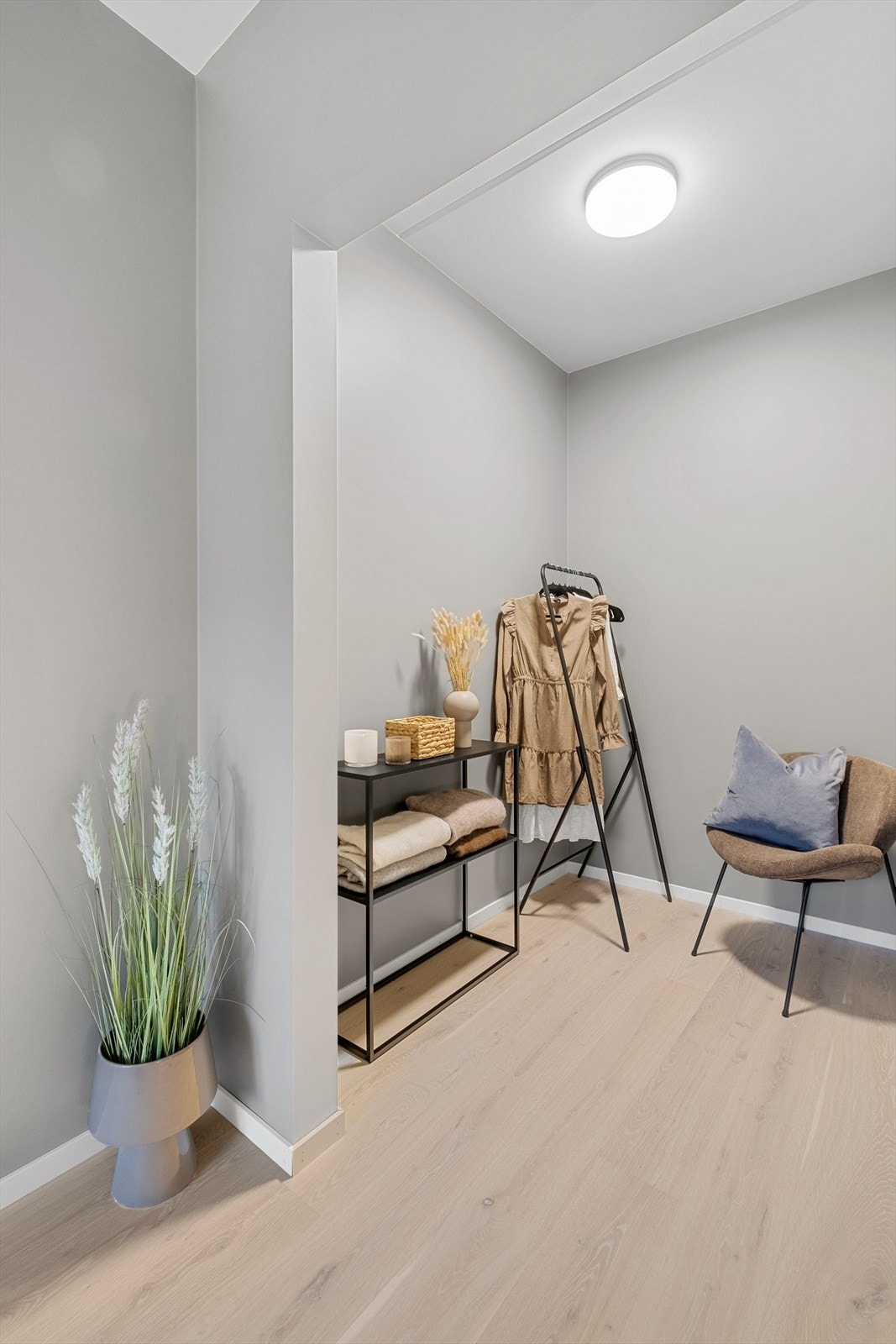 Walk-in-garderobe i tilknytning til hovedsoverommet. Galleribilde