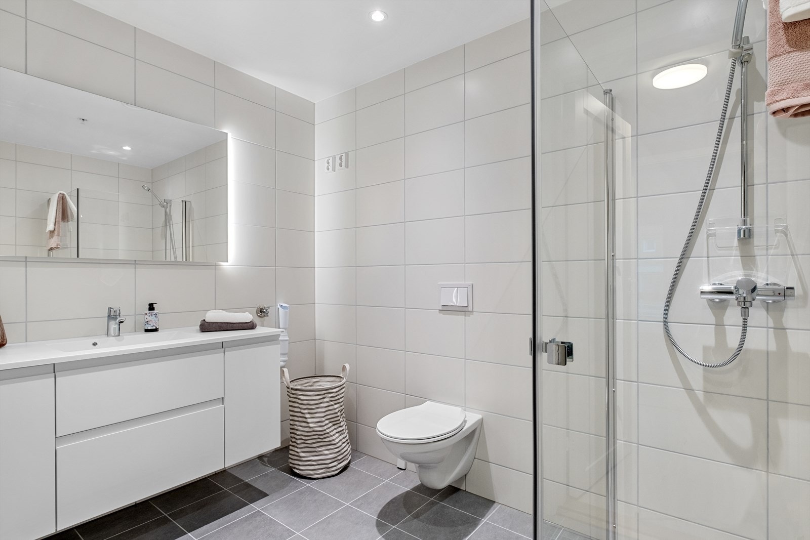 Pent, flislagt bad/wc/vaskerom Galleribilde