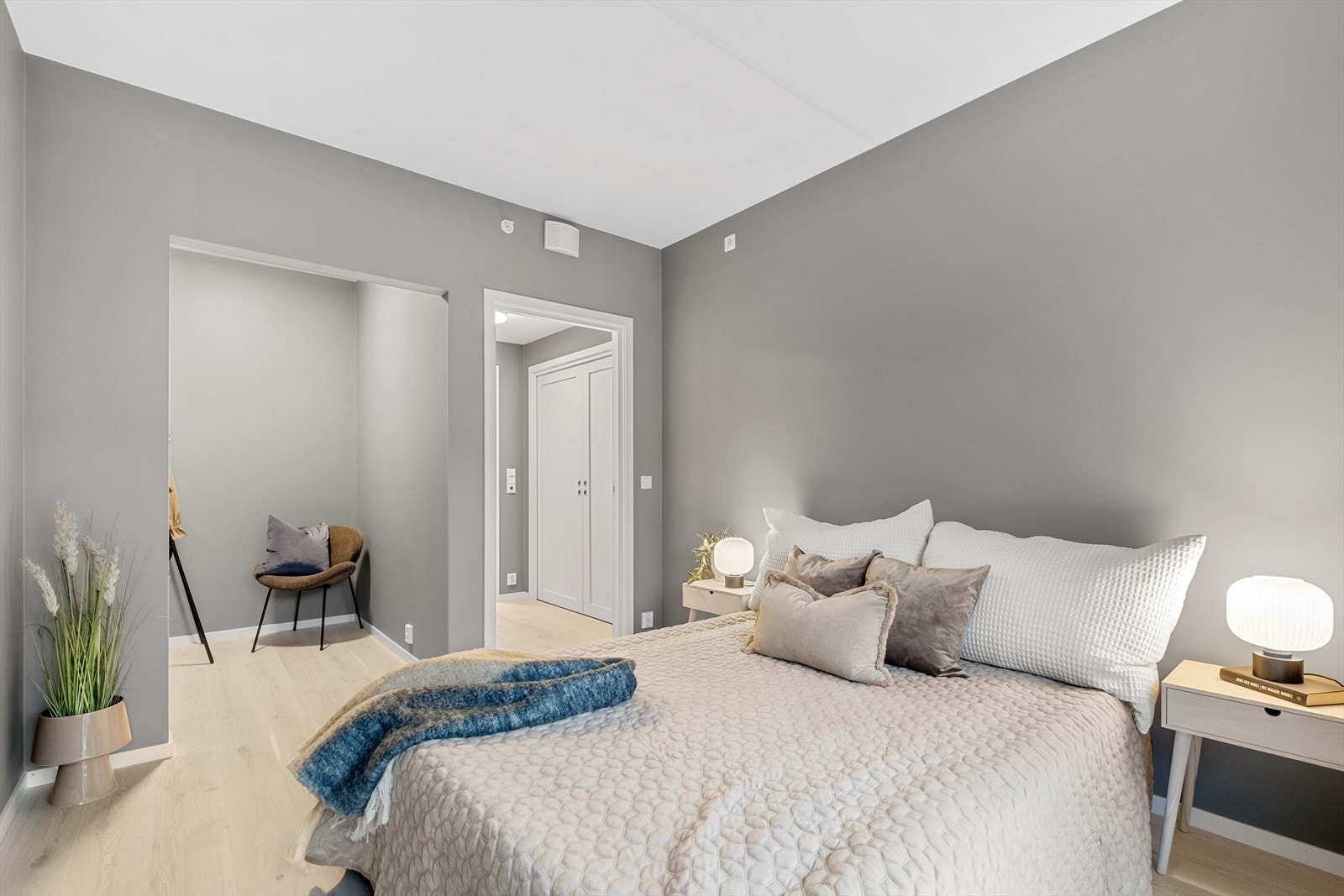 Hovedsoverom i egen avdeling med garderobe og gang til bad. Galleribilde