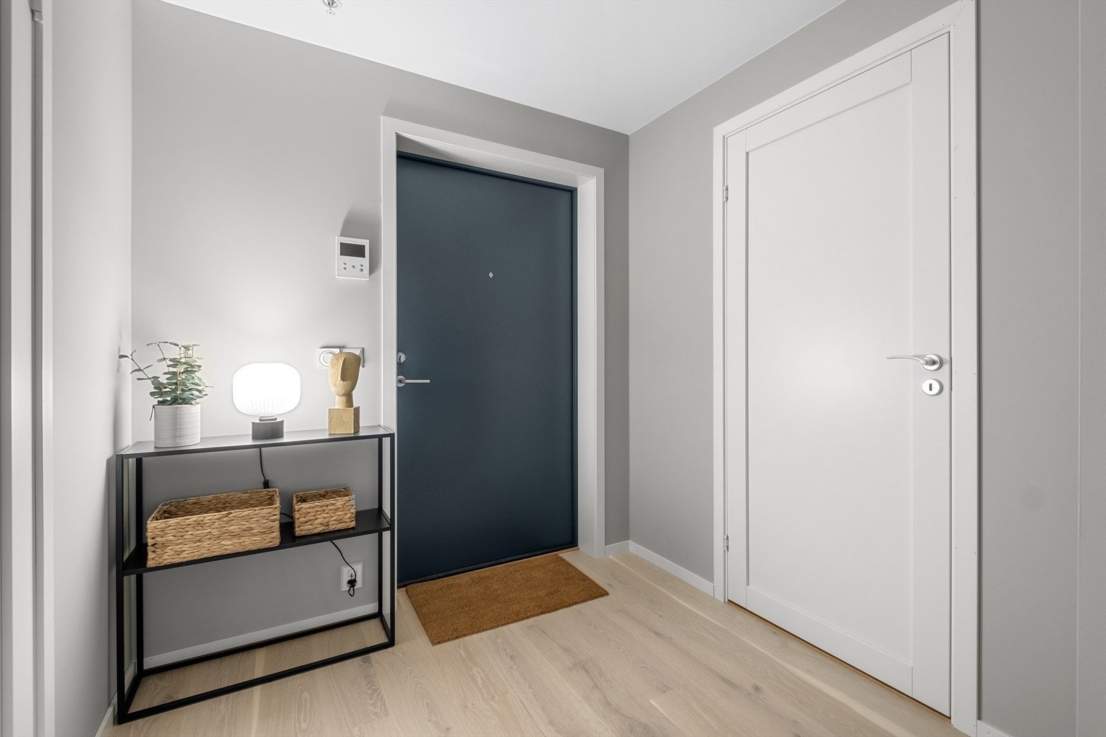 Gang med garderobeplass Galleribilde