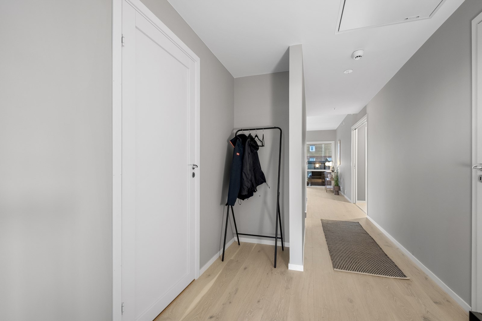Gang med gardeobeplass Galleribilde
