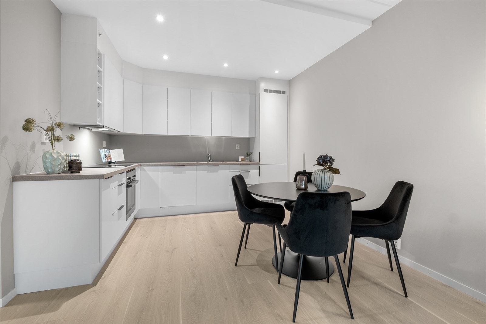 Pen kjøkkeninnredning med god skap og benkeplass Galleribilde