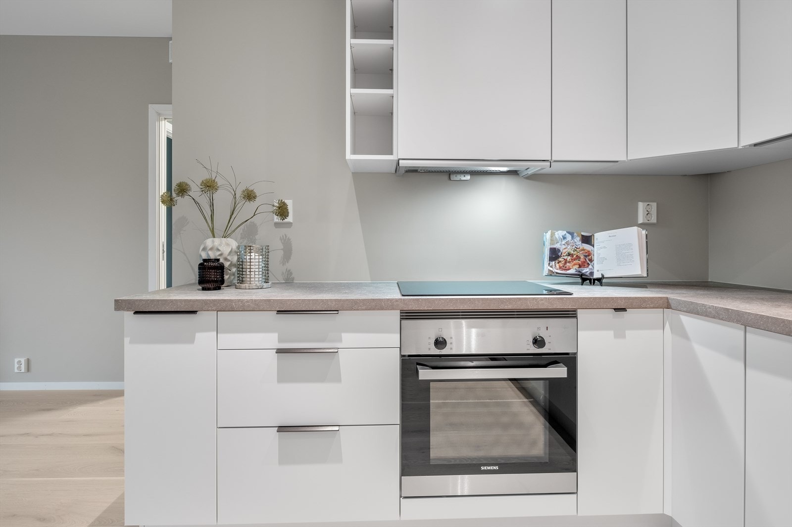 Kjøkkenet har integrerte hvitevarer med kjøl/fys, stekovn, koketopp og oppvaskmaskin. Galleribilde