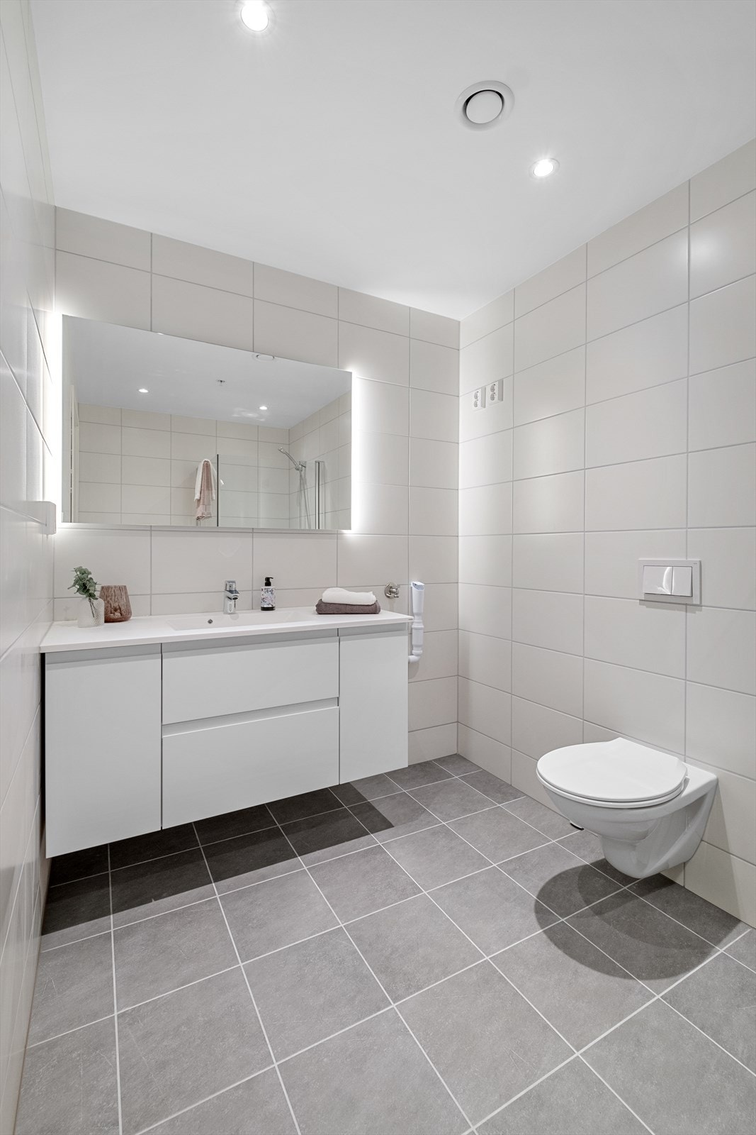 Pent, flislagt bad/wc/vaskerom Galleribilde