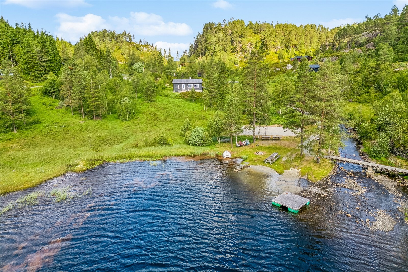 Trivelige fellesområder nede ved Markosvatnet. Her er det nå hyggelig grill- og bade plass samt opparbeidet volleyballbane Galleribilde