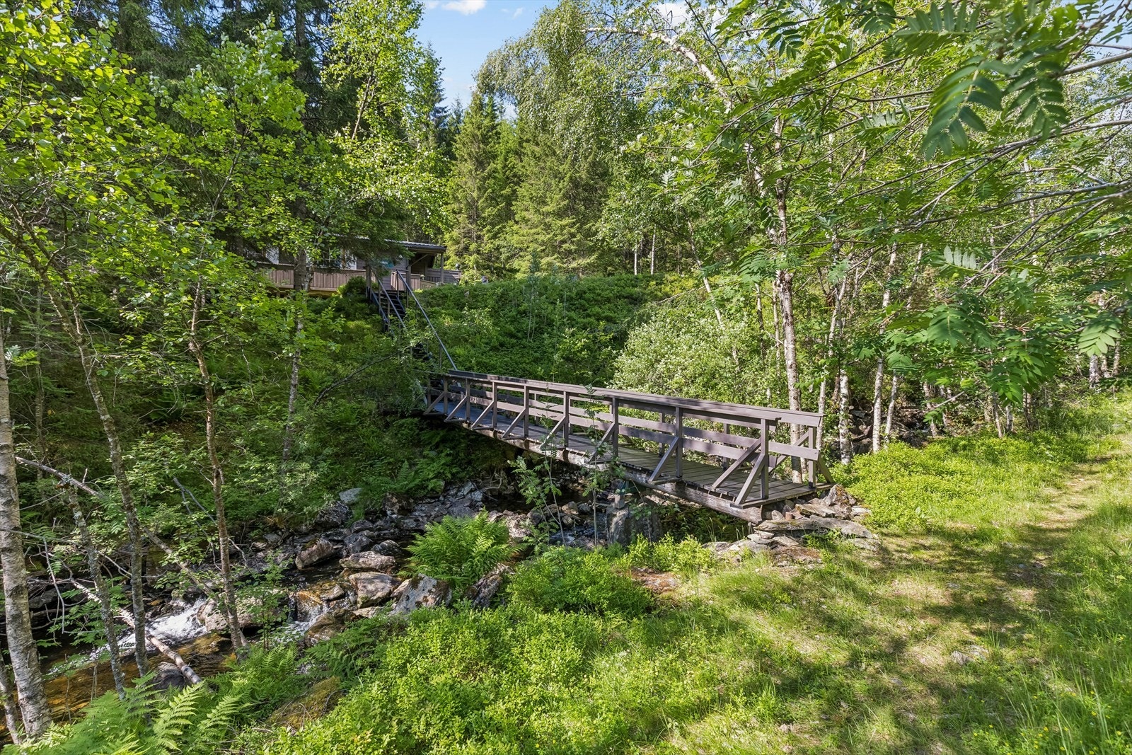 Her kan man nyte tilværelsen samtidig som man hører vannet sildre i elven. Galleribilde