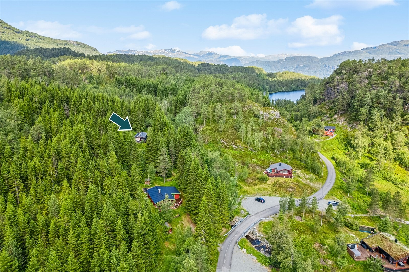 Parkeringsplass kan ses til høyre i bildet. Galleribilde