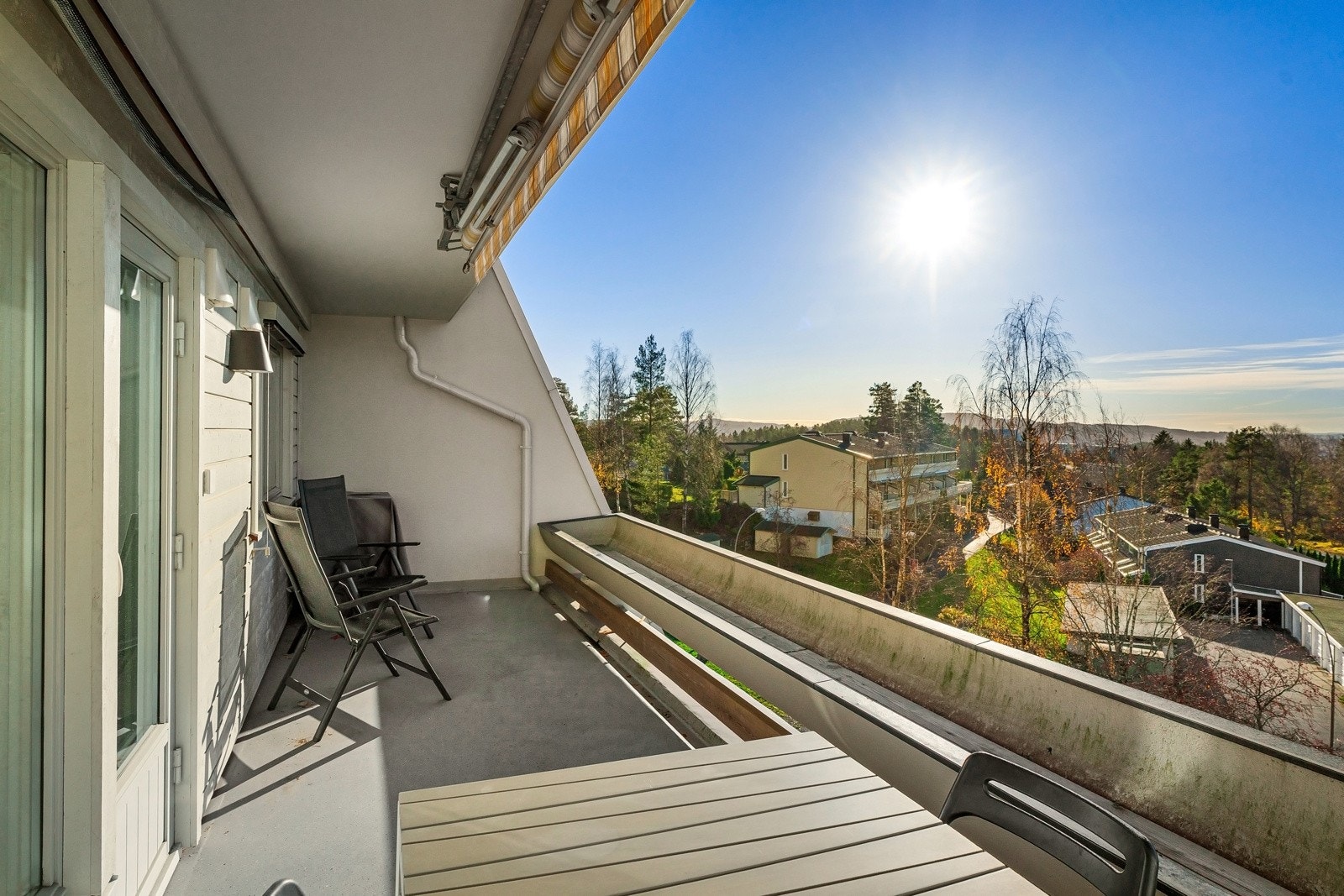 Lys bolig som består av entré, bad/wc, hobbyrom, soverom og stue/kjøkken i delvis åpen løsning. Galleribilde