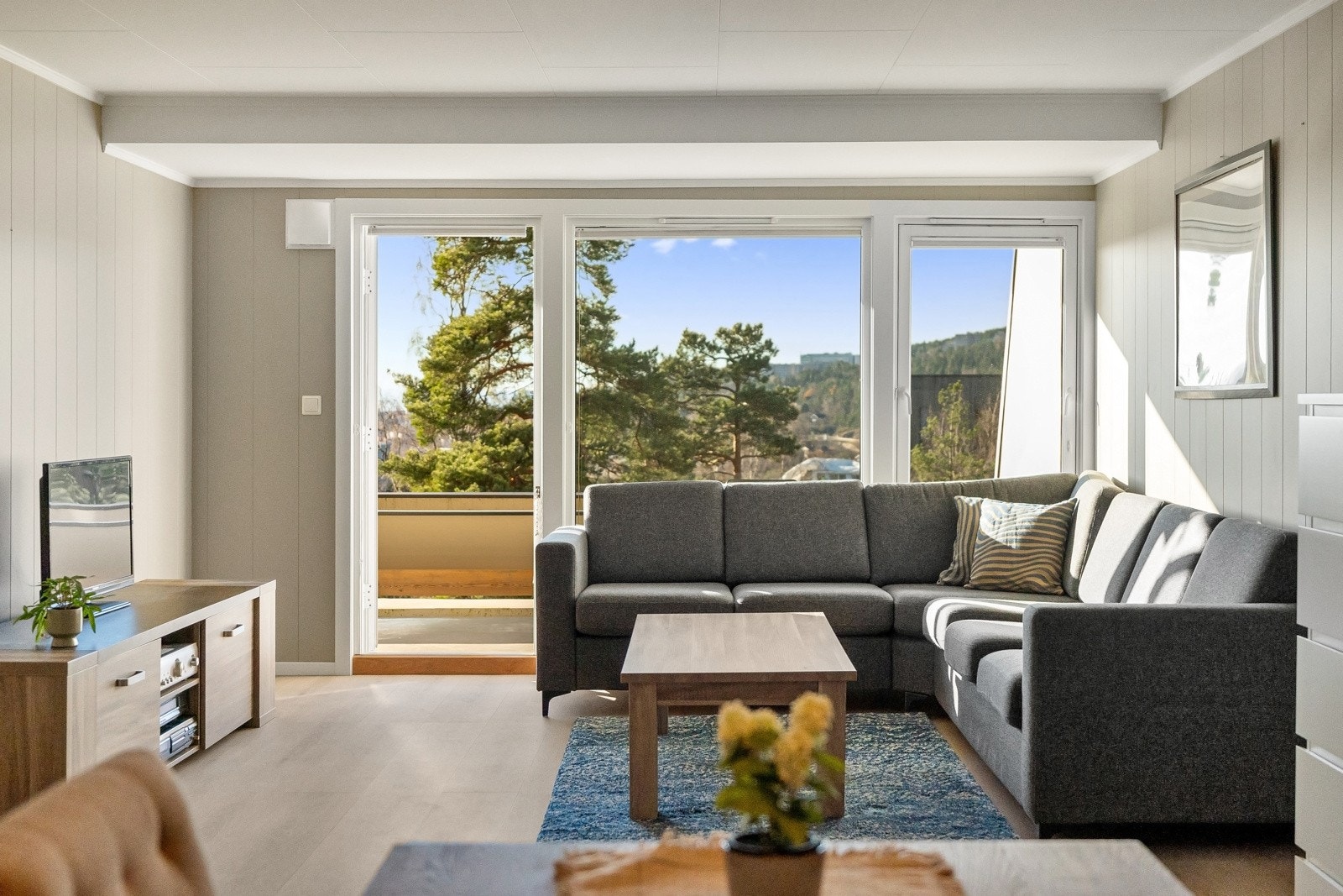 Fra stuen er det adkomst til en herlig, vestvent balkong på ca. 14 kvm. Galleribilde