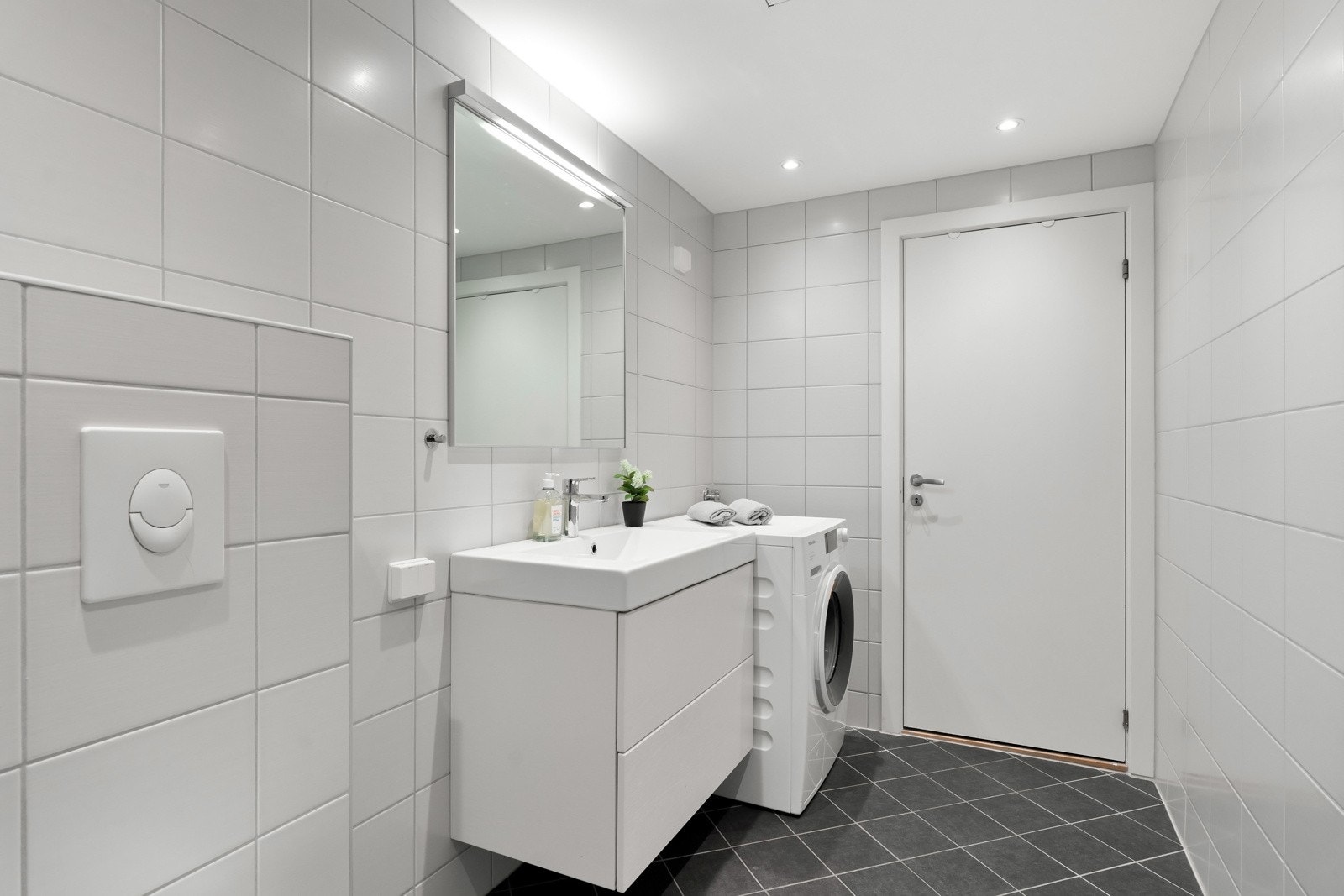 Varme i gulv, downlights i himling og opplegg for vaskemaskin. Galleribilde