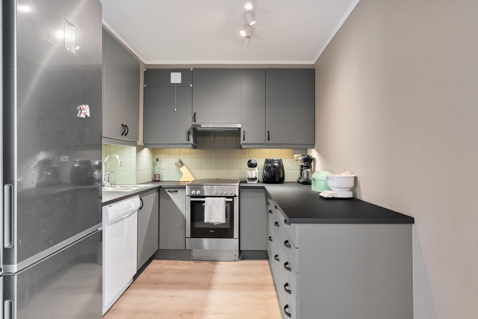 Hvitevarene består av kjøleskap, oppvaskmaskin, stekeovn med platetopp. Galleribilde