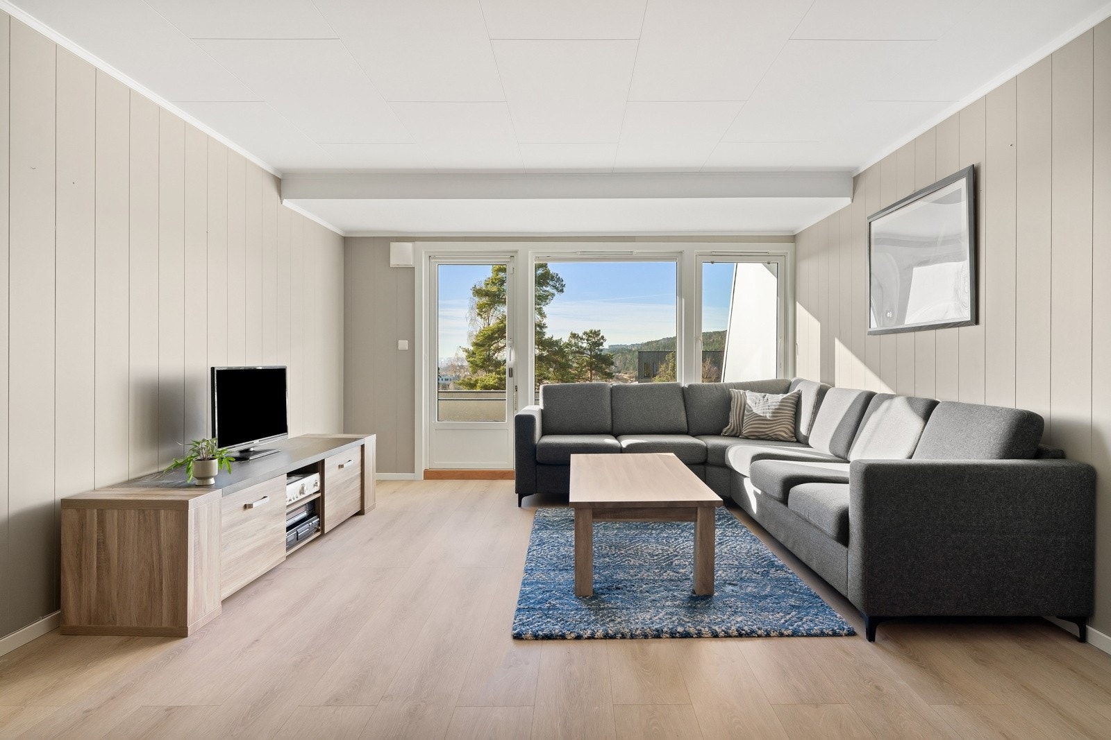 Trivelig stue med god plass til sofagruppe, sofabord og underholdningsavdeling. Galleribilde