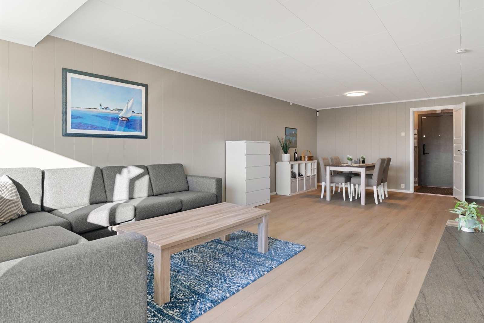 Pen parkett på gulv og lyse farger på overflater. Galleribilde