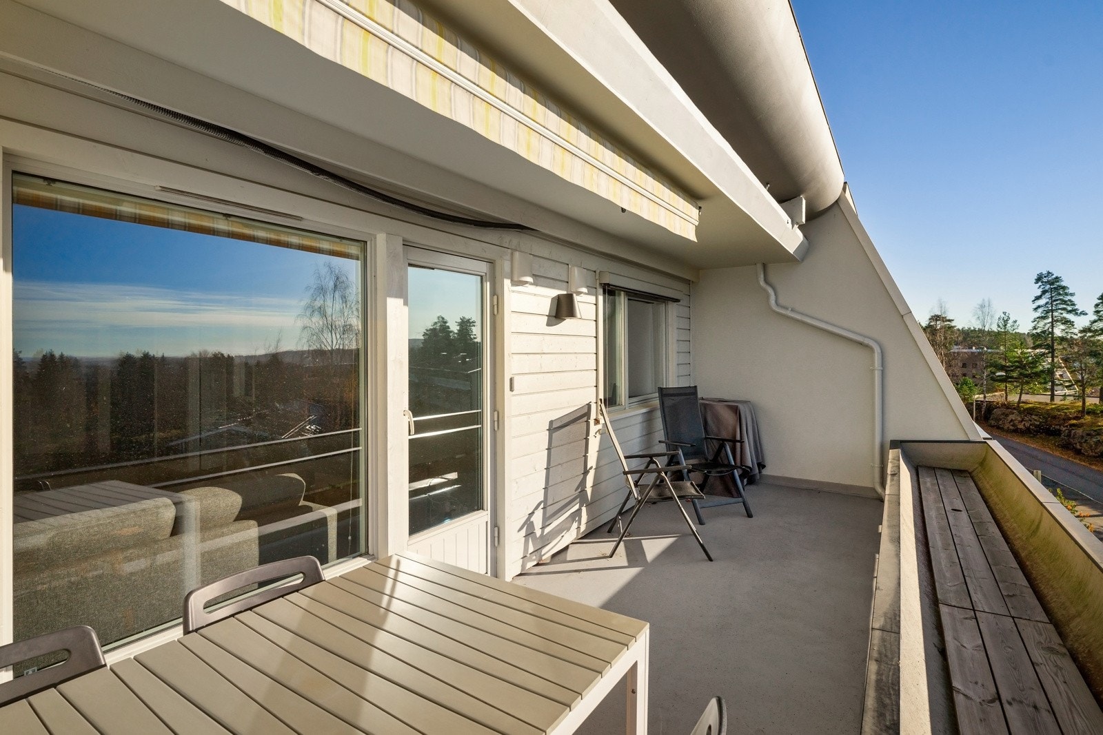 Her kan du nyte lange, deilige sommerdager med en god bok og noe godt i glasset. Galleribilde