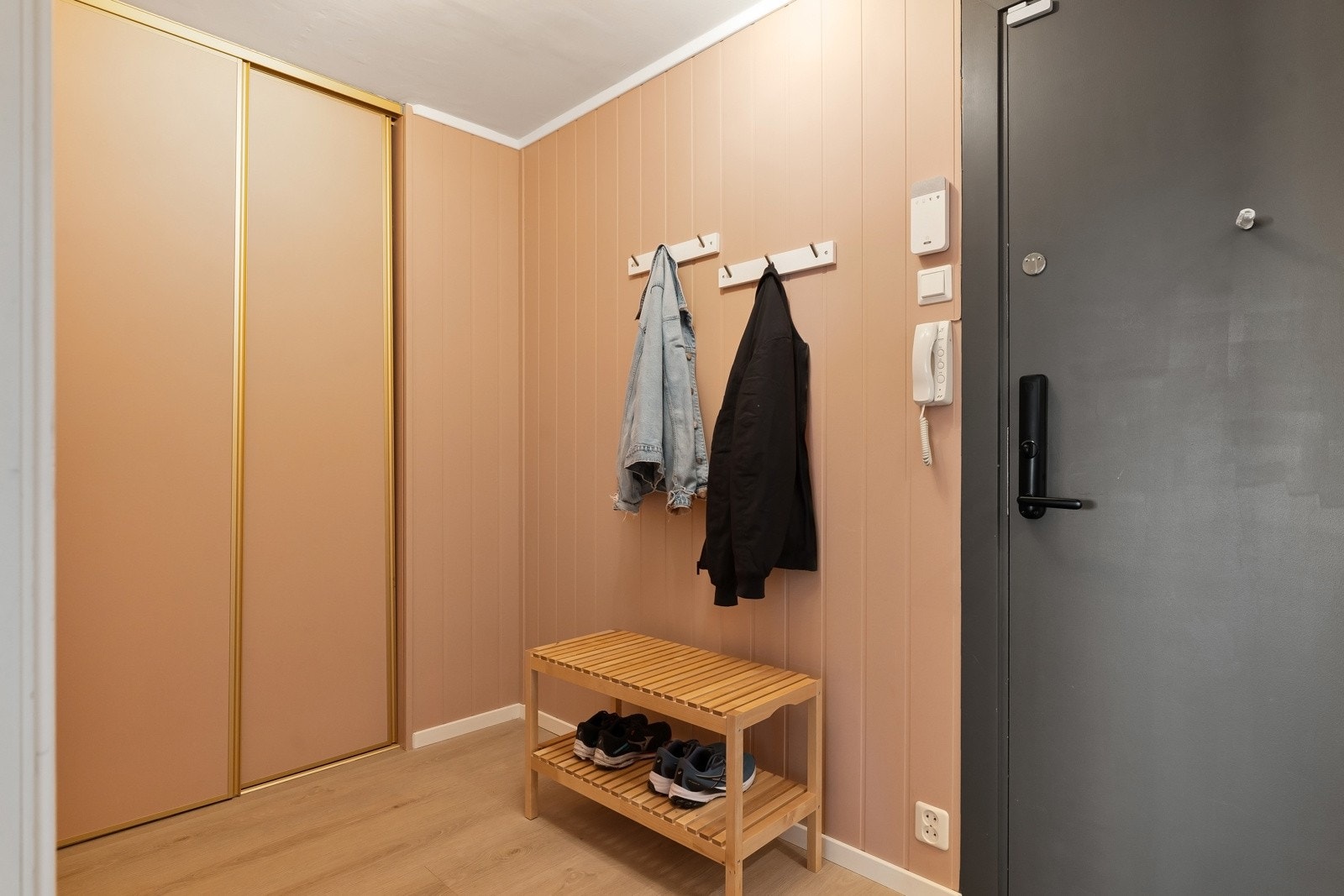 Innbydende og hyggelig entré med god plass til ytterklær og sko. Galleribilde