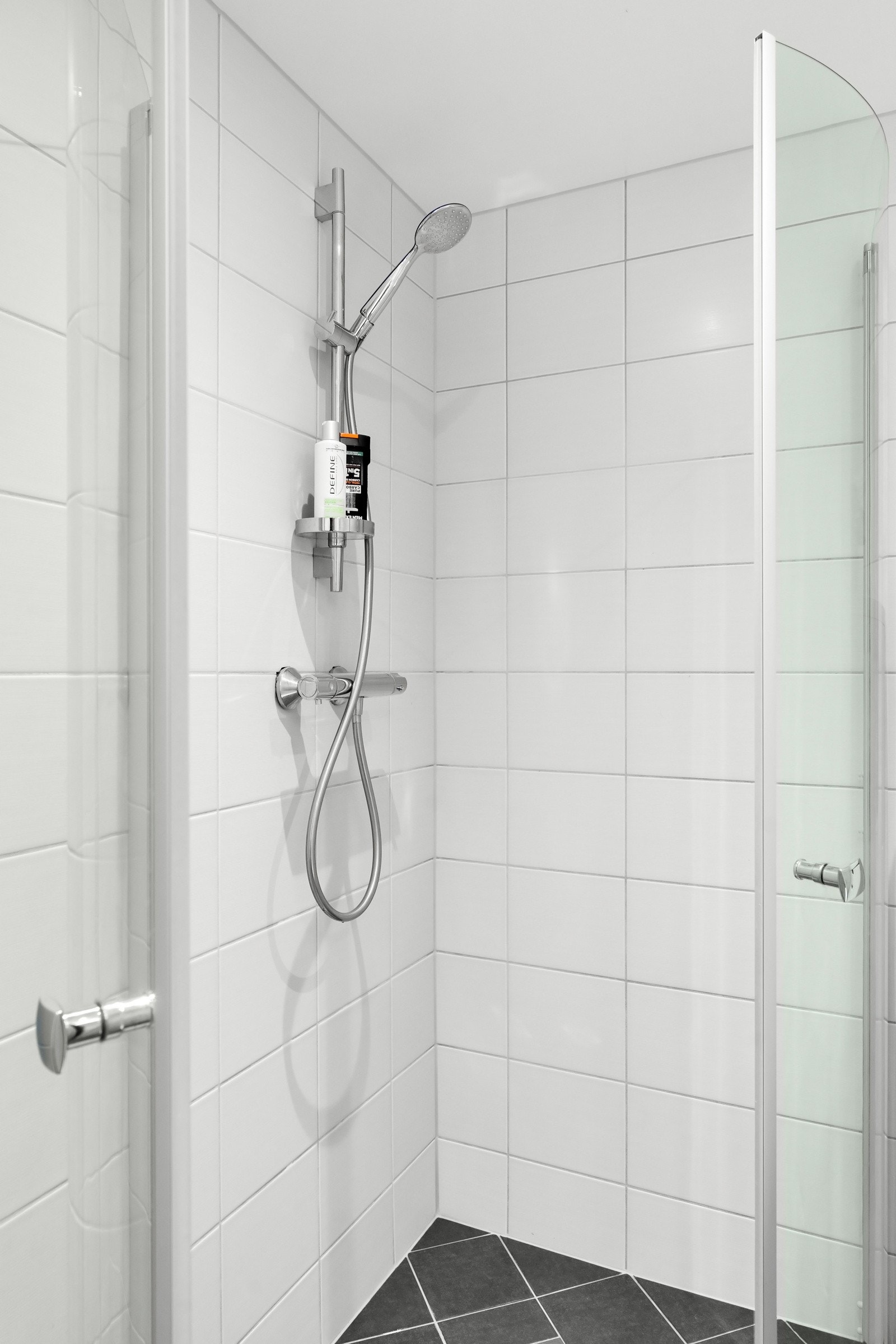 Romslig dusjhjørne med innfellbare glassdører. Badet ble renovert i 2014 av Trygg VVS AS. Galleribilde