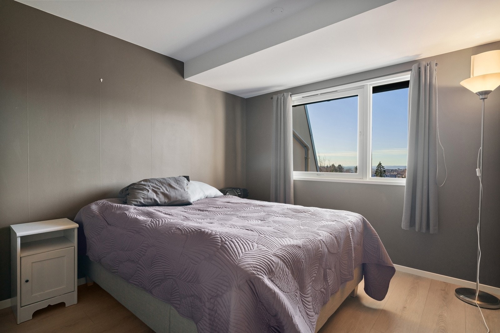 Hovedsoverommet er av god størrelse med plass til dobbeltseng, nattbord og kommode. Galleribilde