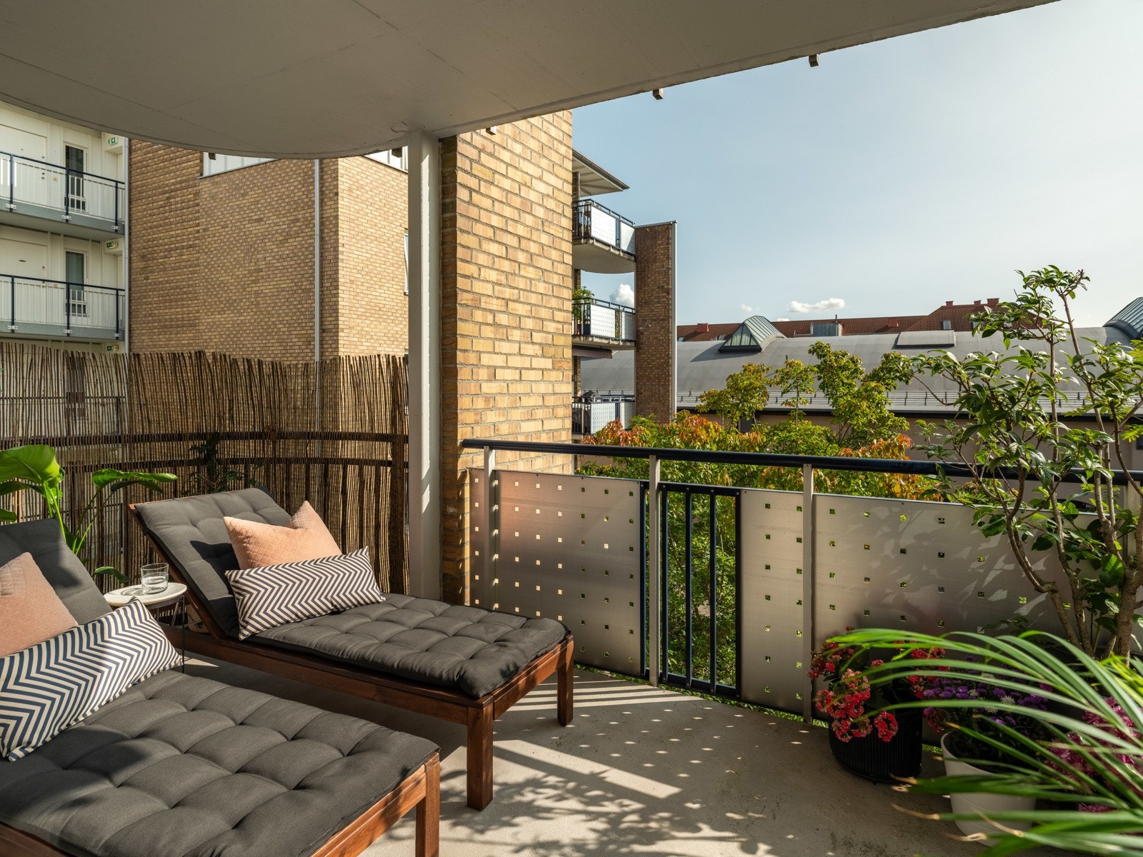 Størrelsen på balkongen gir muligheter for både sittegruppe og Galleribilde