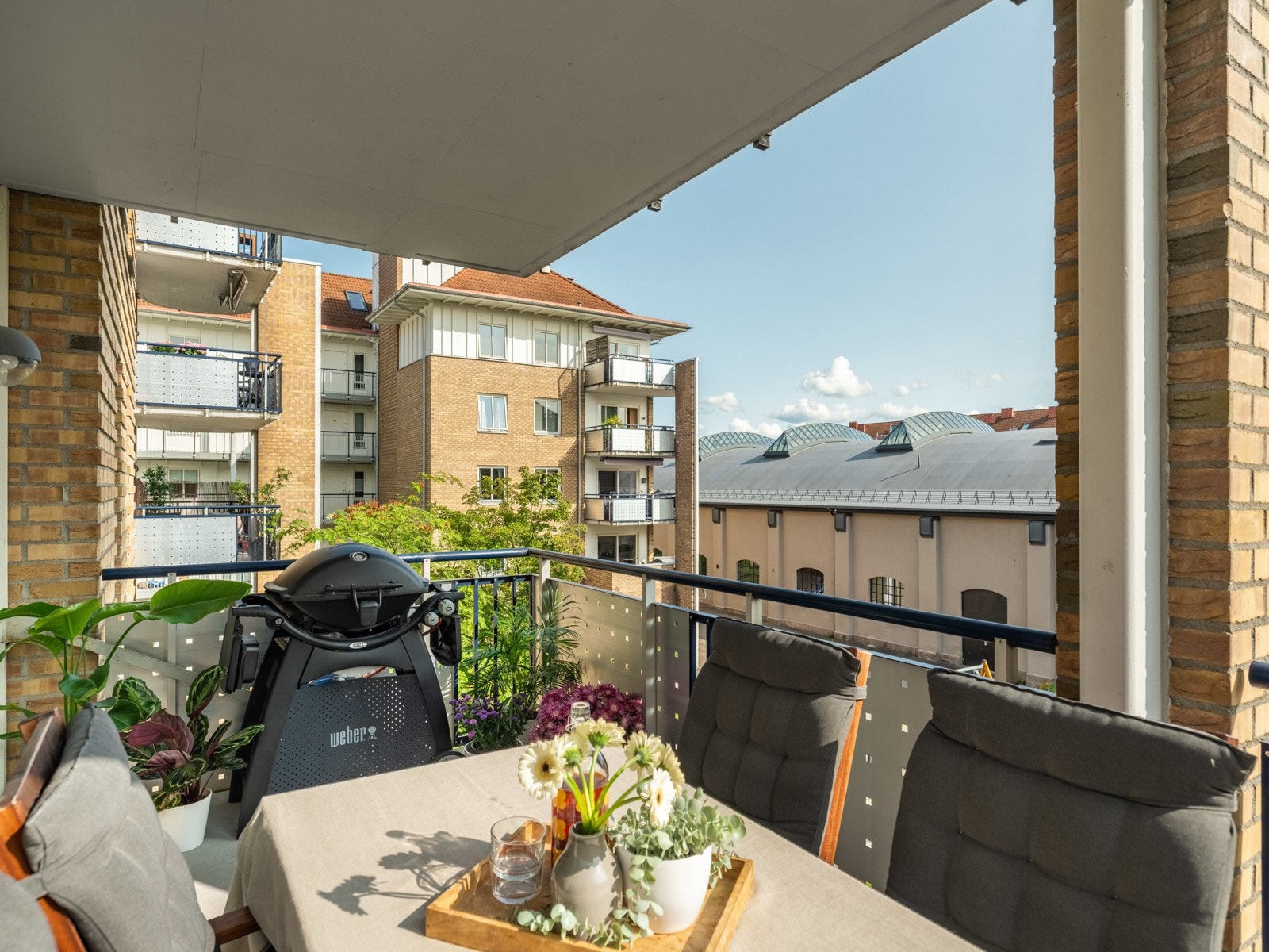 Her er det bra med plass til utebord og ønsket grill. Galleribilde