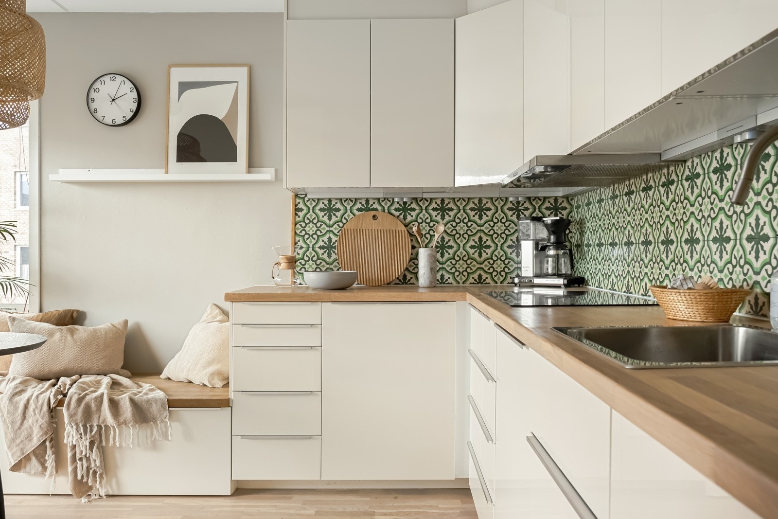 Kjøkkeninnredningen er tidløs, har slette hvite fronter og benkeplater i heltre. Galleribilde