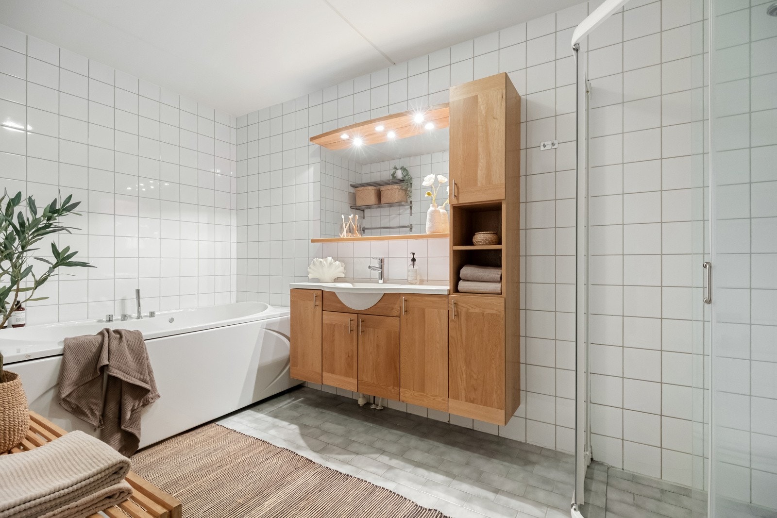 Leiligheten har et stort og innbydende baderom. Galleribilde