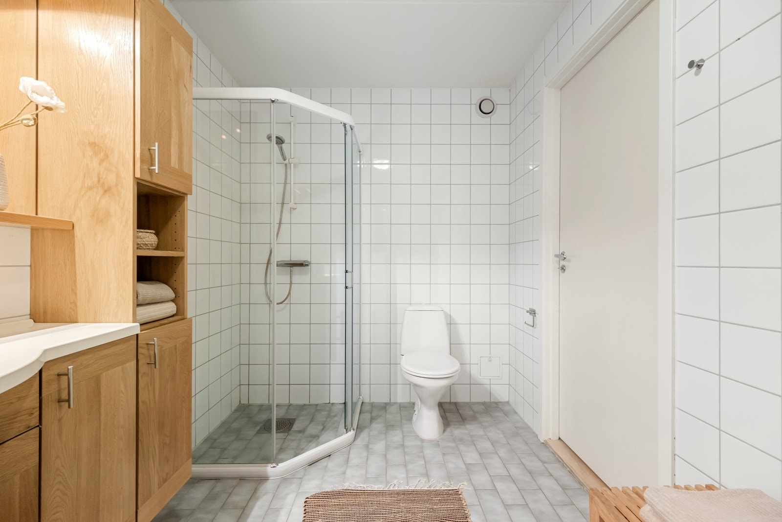 Eget dusjhjørne og toalett. Det er varme i gulvet og mekanisk avtrekk her inne. Galleribilde