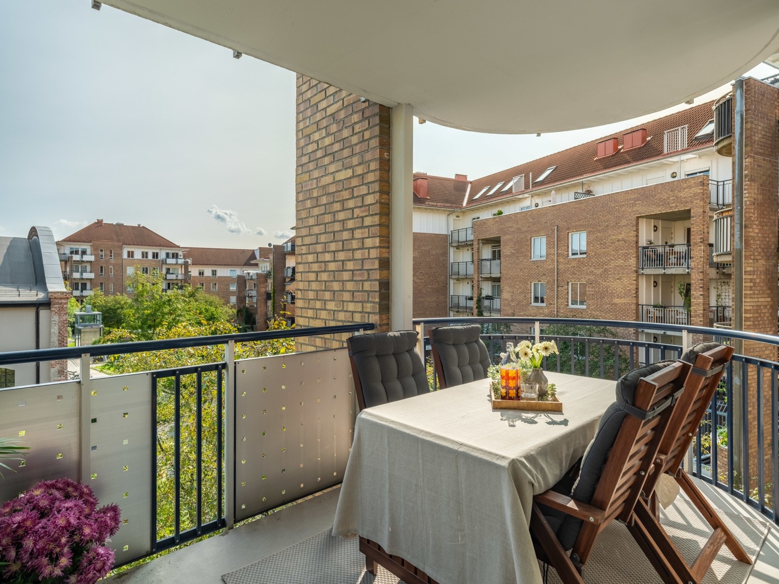 Begge balkongene er av tilsvarende størrelse, med gode møbleringsmuligheter. Galleribilde