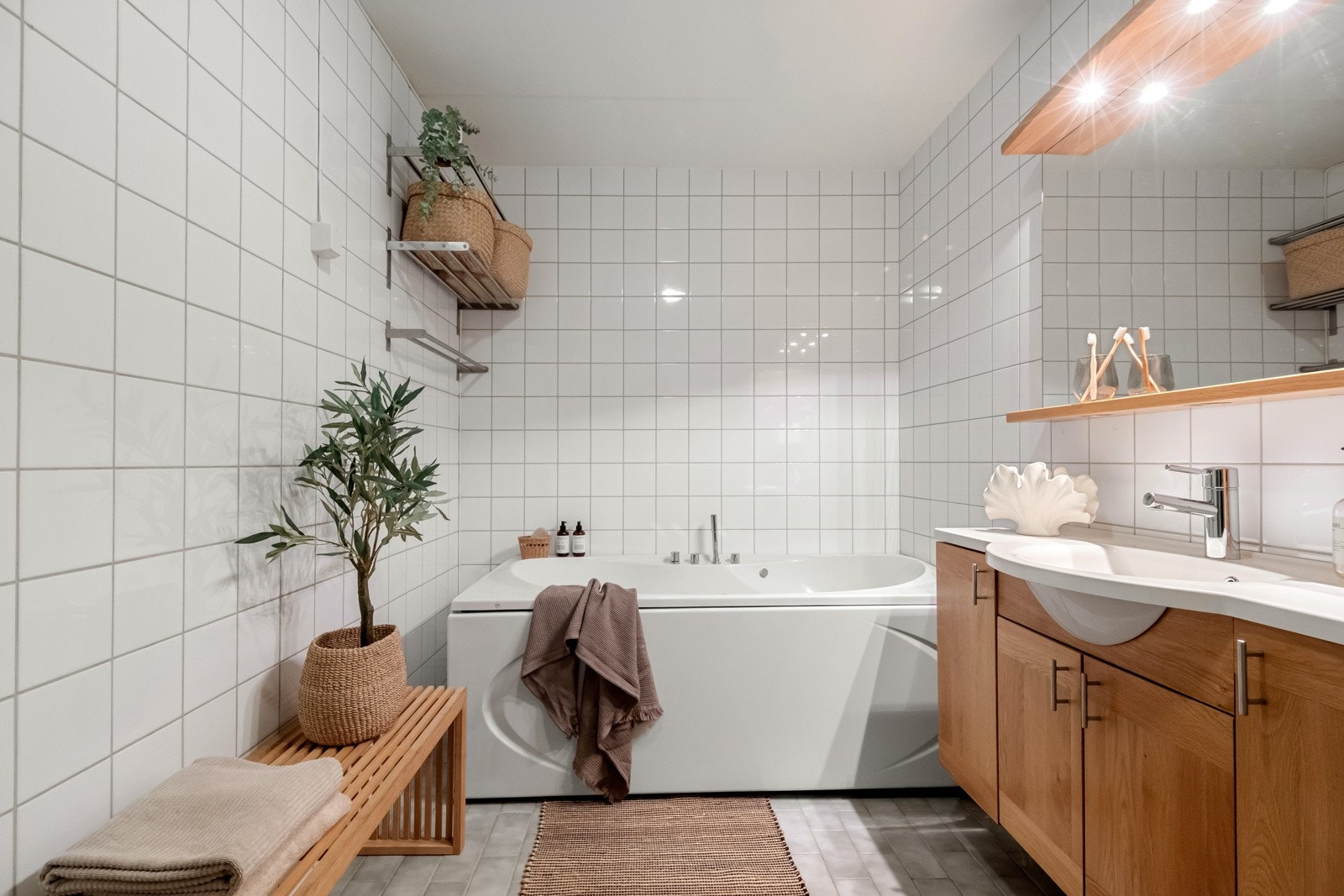 Her er du så heldig å få både badekar og egen dusjsone. Det er også fine lagringsmuligheter i servantskap. Galleribilde