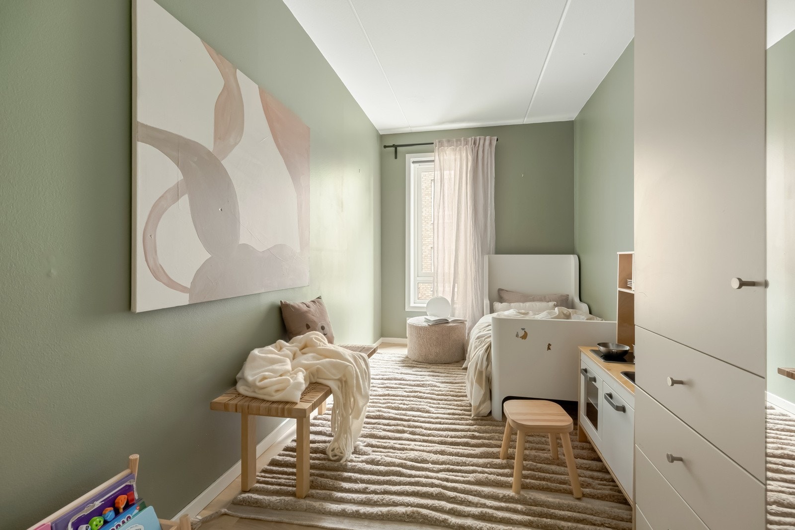 Her er det bra med plass til seng, liten lekeavdeling og garderobe. Galleribilde