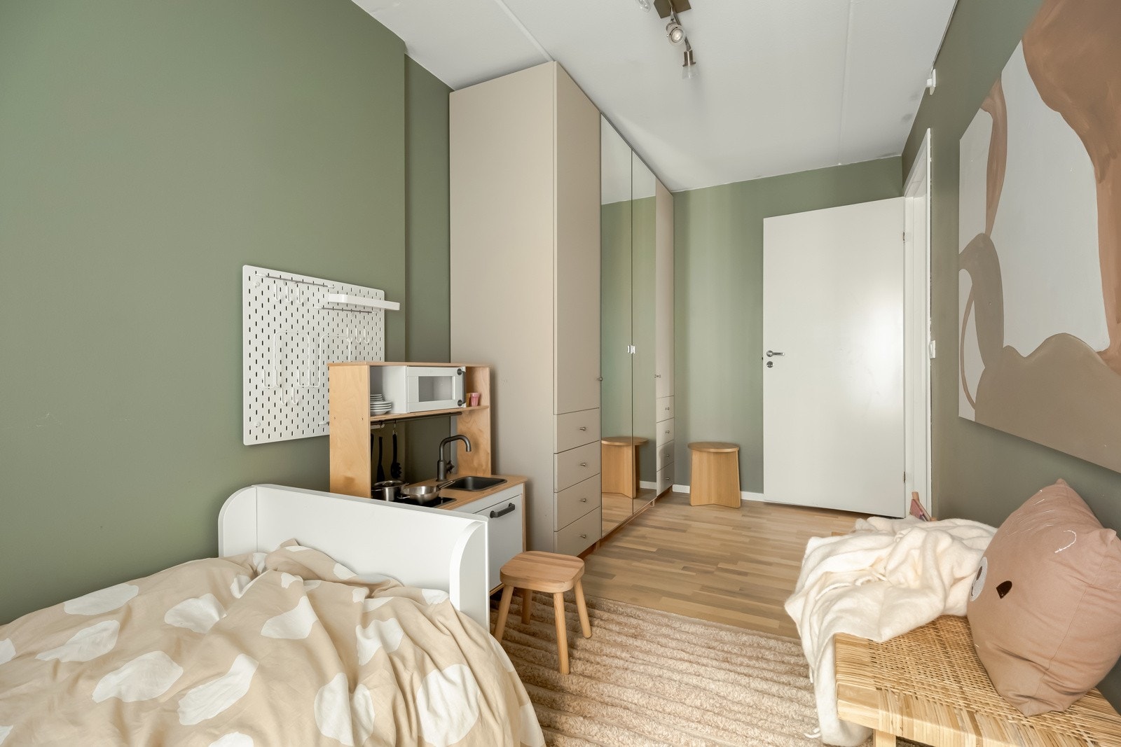 Soverommene oppleves som svale og gode på sommerstid. Galleribilde