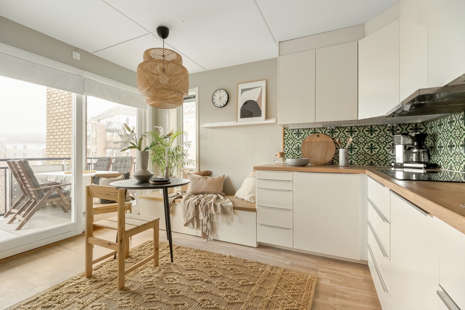 Rikelig med plass til spisebord også her, perfekt for småbarnsfamiliene. Barna kan sitte og tegne mens foreldrene kokkelerer. Galleribilde