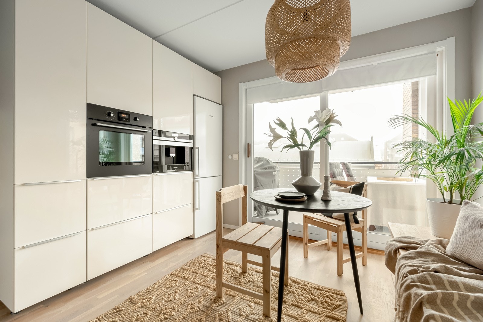 Det er også rikelig med skapplass her inne. Alle hvitevarer er integrerte, og ikke minst er det en integrert espressomaskin. Dette er hverdagsluksus i praksis! Galleribilde