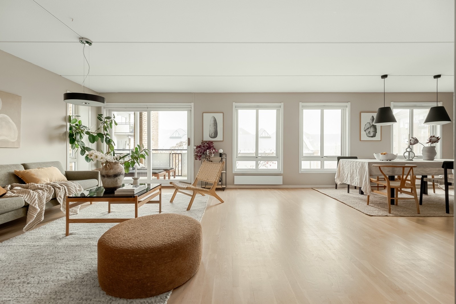 Stuen har hele seks store vindusflater, der de store er sørvendt. Disse slipper inn mengder av dagslys inn i leiligheten. Galleribilde