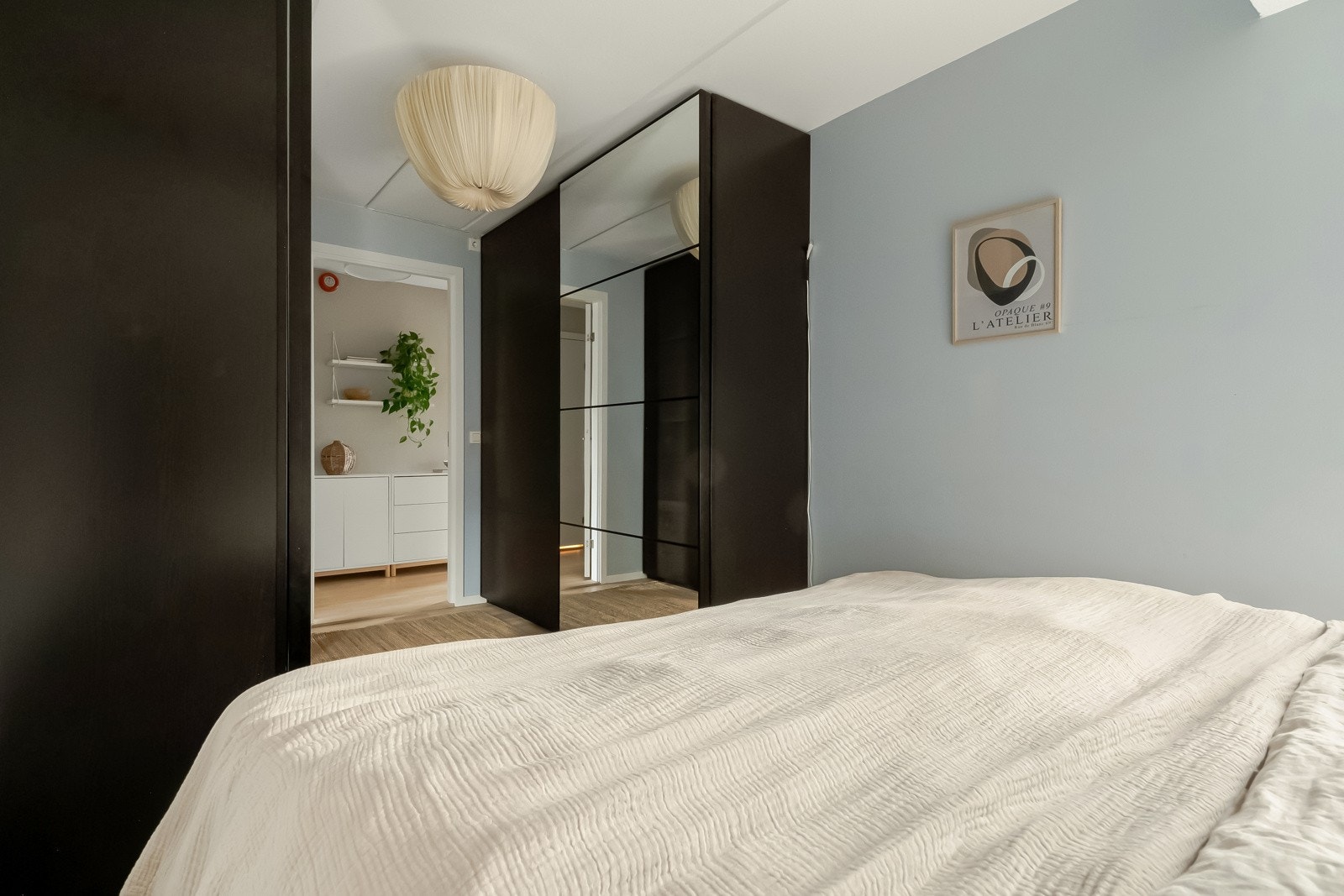 Hovedsoverommet har rikelig med plass til dobbeltseng med tilhørende nattbord og garderobeskap. Galleribilde