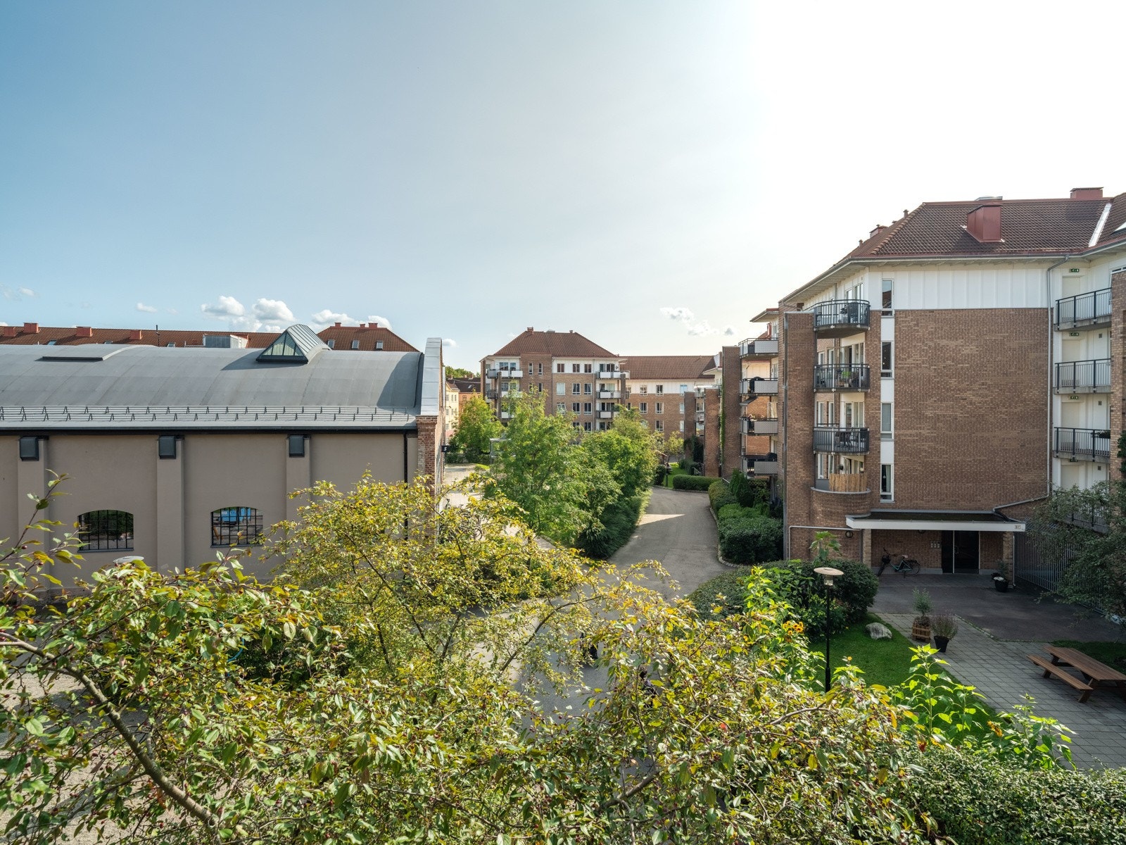 Selger skriver: "Å spise på kjøkkenet med utsikt over himmelen er helt fantastisk. Barna elsker det!" Ganske lekker utsikt fra balkongen også. Galleribilde