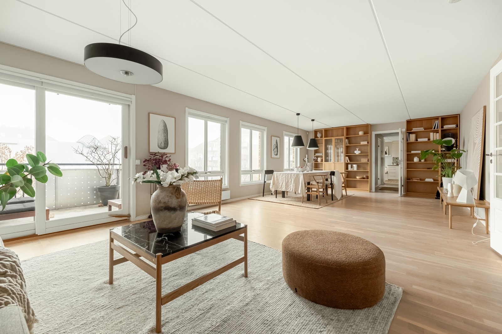 Dette er en stor hjørneleilighet, med to store balkonger, garasjeplass og mulighet for hele fire soverom. Galleribilde