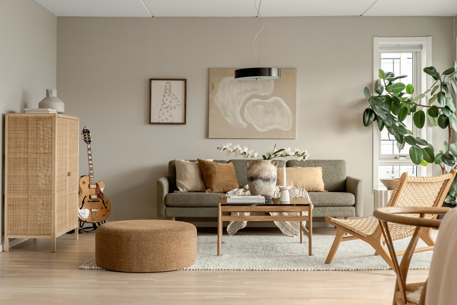 Størrelsen på rommet gjør at det er mengder av plass til større sofagruppe, langbord og det du ellers ønsker å innrede en stue med. Galleribilde