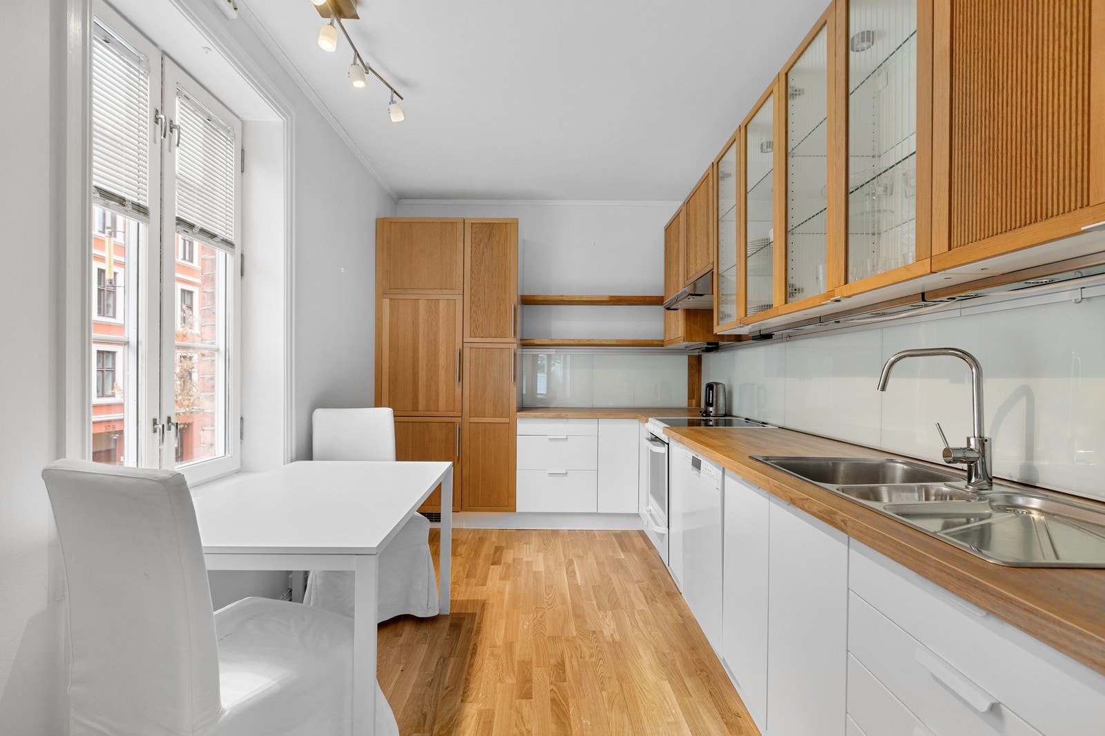 Kjøkkenet ligger separat fra stuen og har en innredning fra 2006. Galleribilde