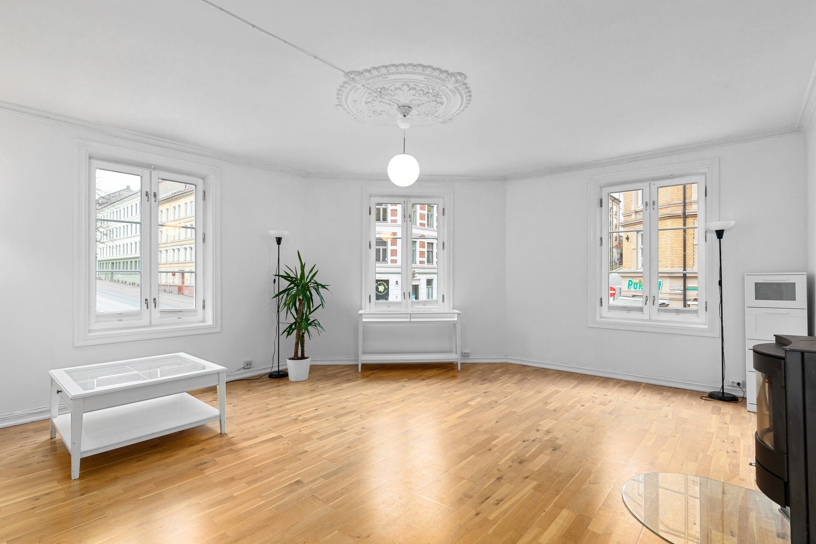 Velkommen til en sjarmerende og flott 3-roms rett ved Botanisk hage i Tøyengata 40 E! Galleribilde