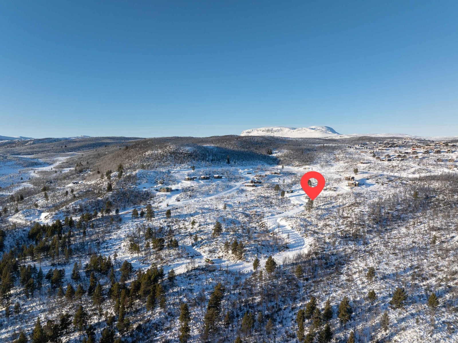 Foto over tomteområdet med Hallingskarvet i bakgrunnen. Tomtene markert. Galleribilde