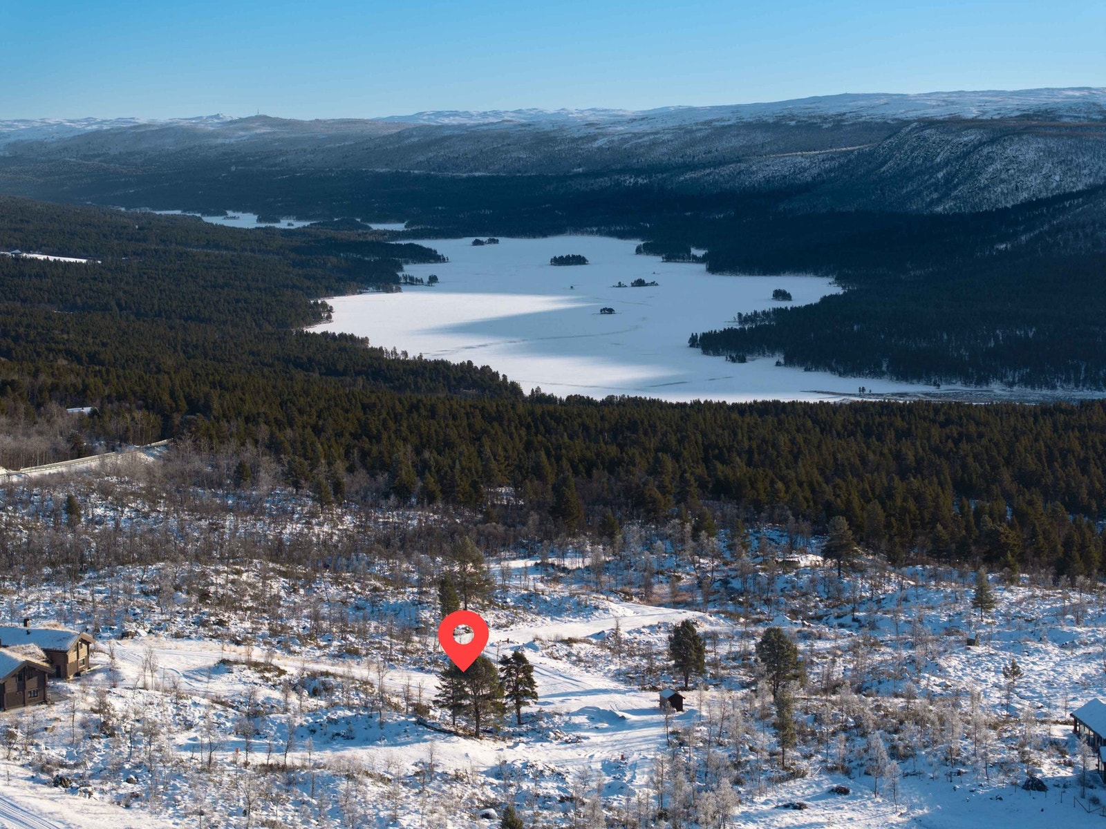 Utsikt mot sørøst. Dronefoto over tomteområdet mot Skurdalen og Skurdalsfjorden Galleribilde
