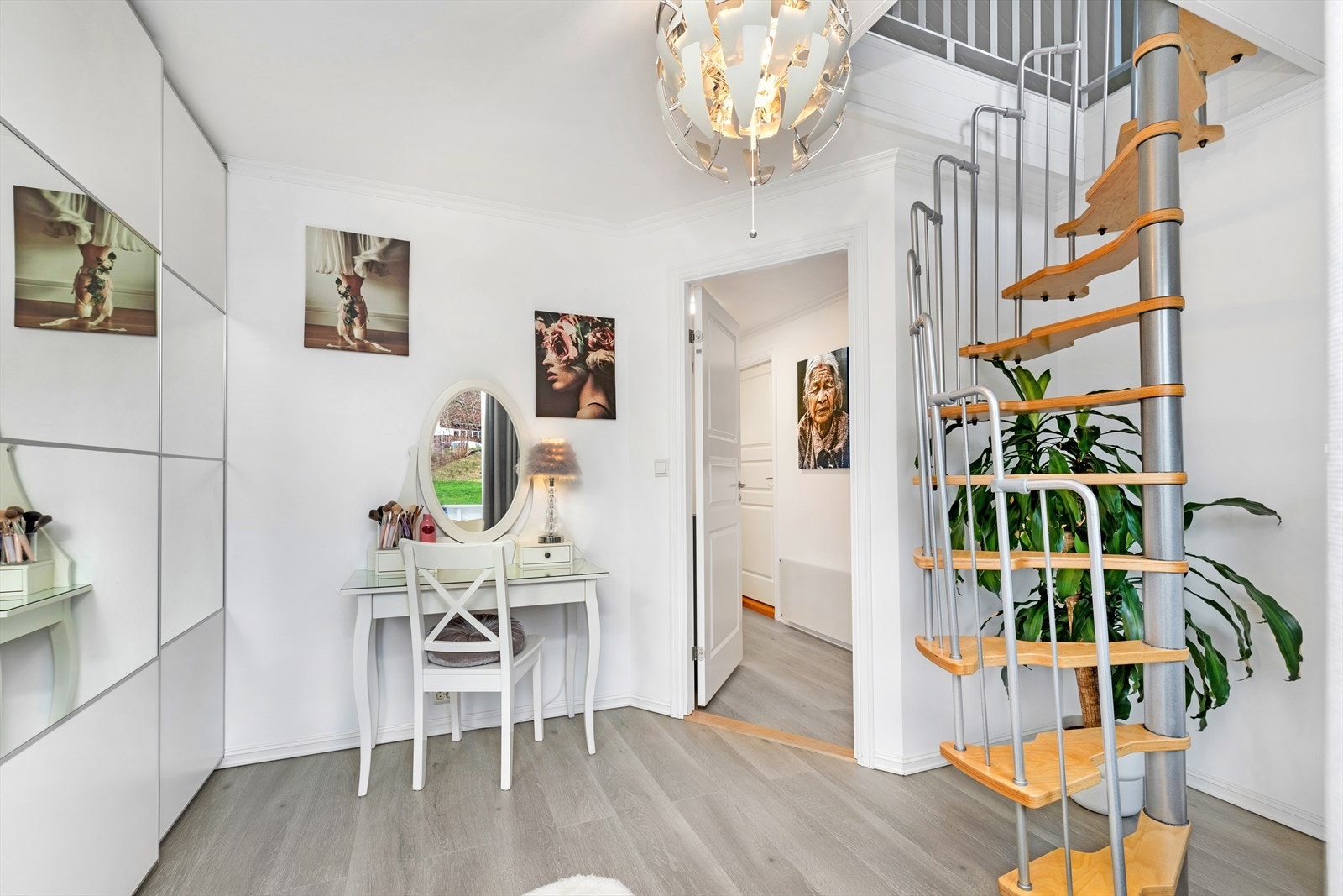 Soverom 2 - oppgang til loft Galleribilde