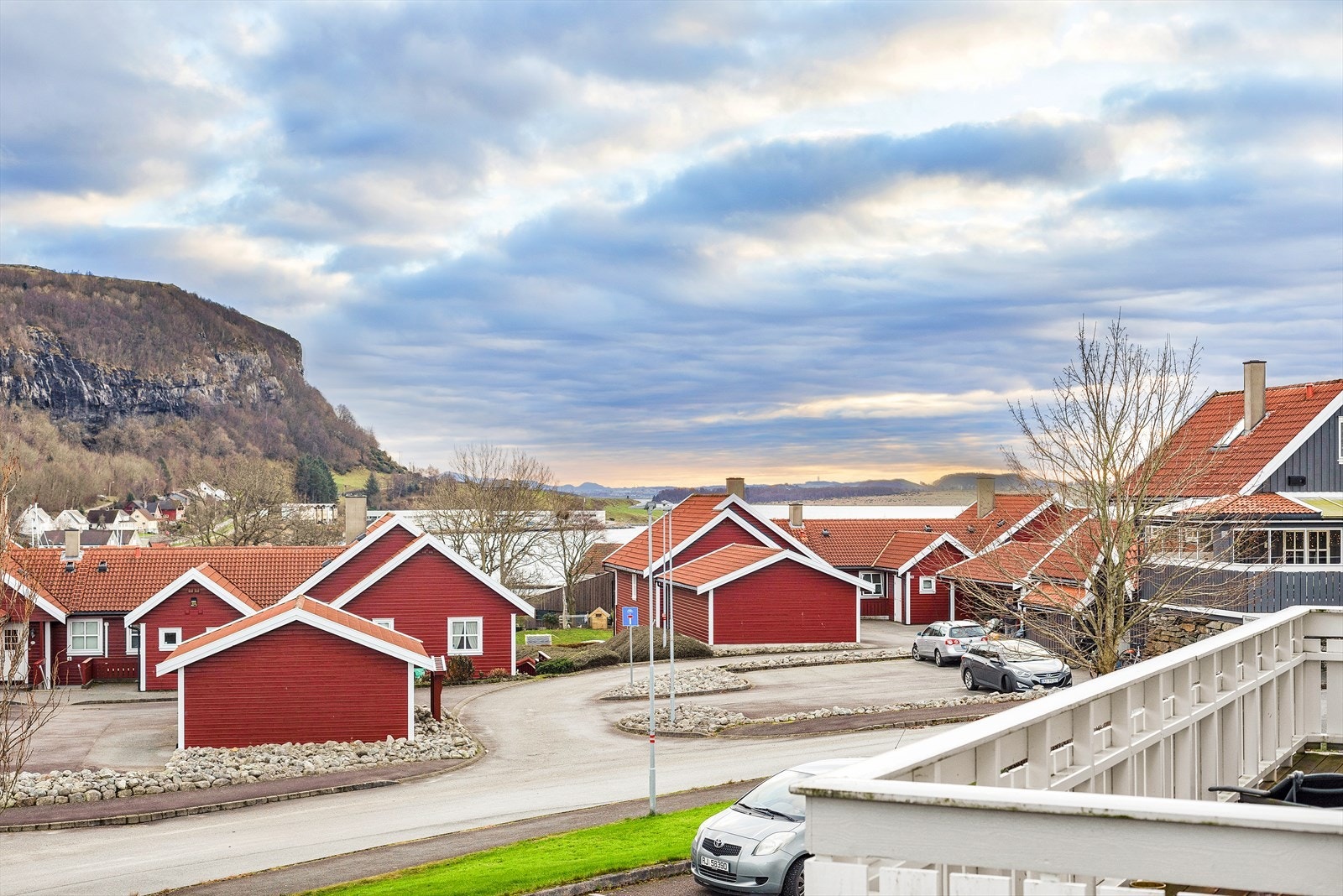 Veranda 1 - flott utsikt mot sjø og fjell Galleribilde