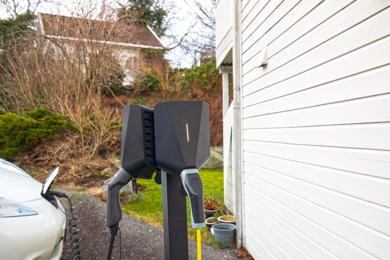 Parkeringsplass - lader til el-bil installert Galleribilde