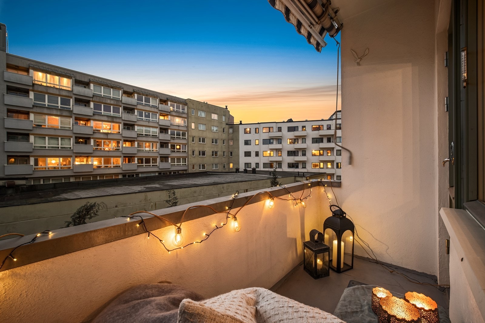 Balkongen har gode solforhold om sommeren, fra 11 til 20. God avstand til bygget foran. Galleribilde
