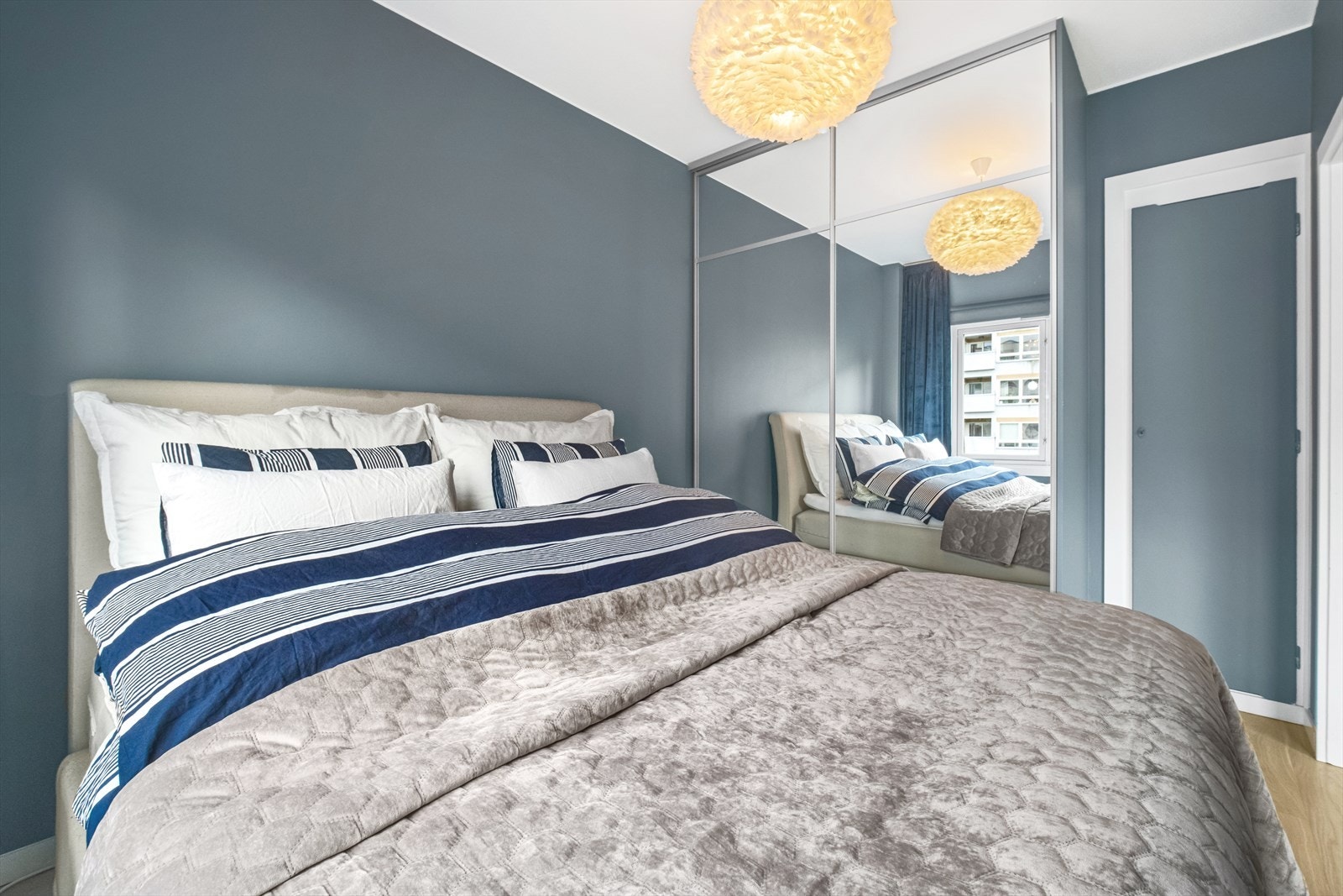 Godt med oppbevaringsplass, både i skyvedørsgarderobe (ny 2019) og i plassbygget skap. Galleribilde