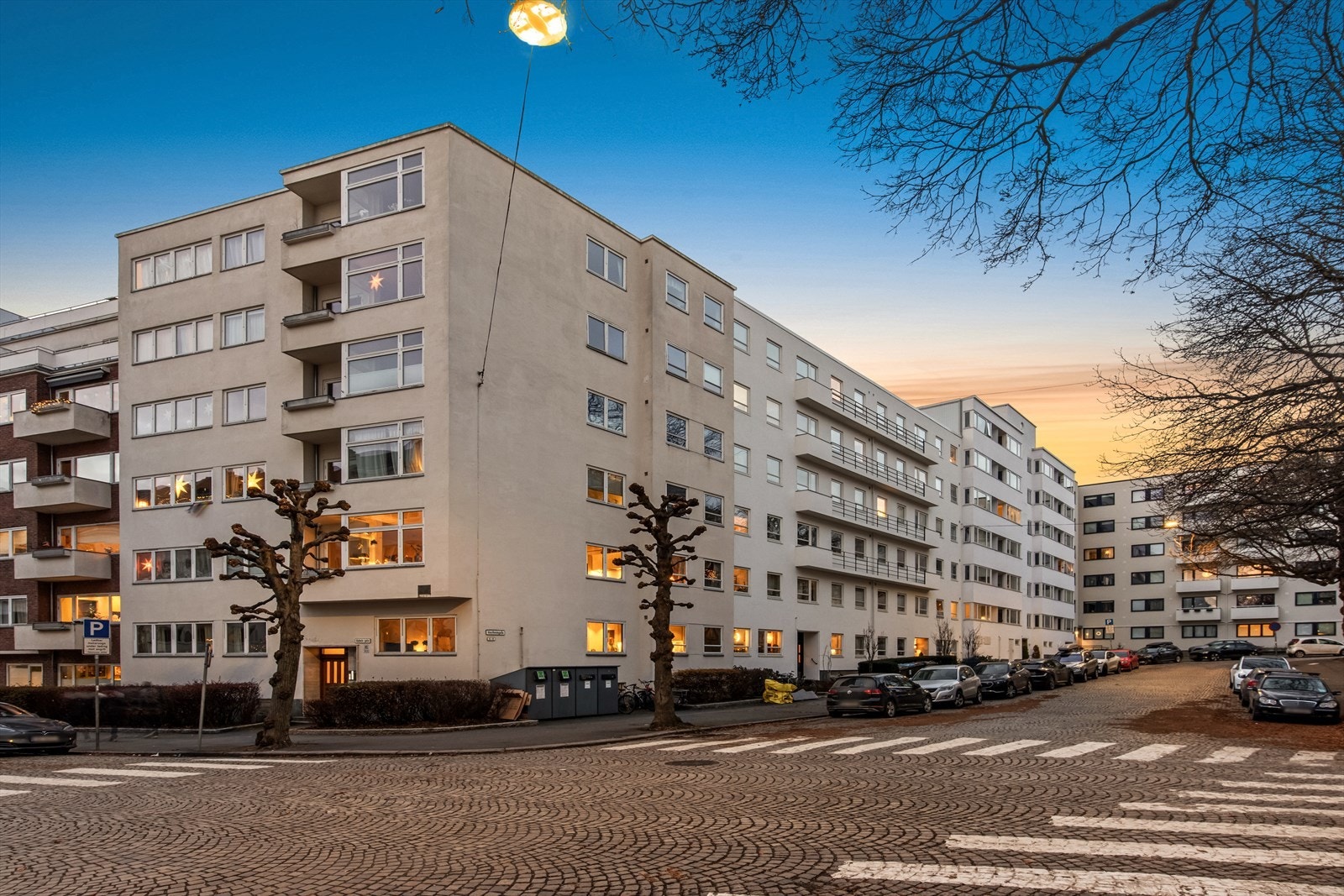 I gangavstand ligger alt du trenger av servicetilbud med blant annet, kino, apotek, dagligvareforretninger og offentlig kommunikasjon. Galleribilde
